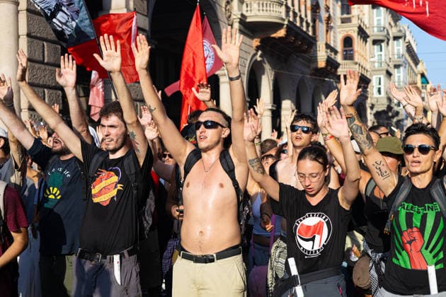 News - Genoa G8 25th anniversary protest Genoa, July 19, 2026, protesters light flares in memory of Carlo Giuliani Genoa City centre Italy Copyright: xMattiaxDavidxRinaldix xLiveMediax LPN_2573738