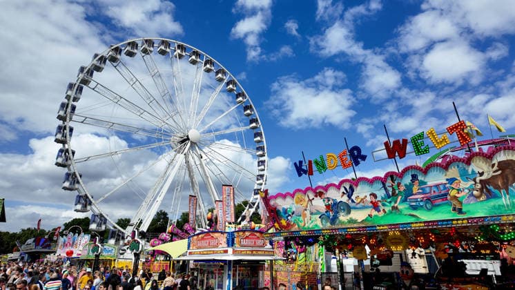 Volksfest Send (Sommersend) auf dem Schlossplatz in Münster. Beim Send in Münster handelt es sich um die größte Kirmes im Münsterland. Riesenrad. Münster, Nordrhein-Westfalen, DEU, Deutschland, 19.07.2026 *** Send Sommersend Folk Festival on Schlossplatz in Münster The Send in Münster is the largest fair in the Münsterland region. Münster Ferris wheel, North Rhine-Westphalia, DEU, Germany, July 19, 2026
