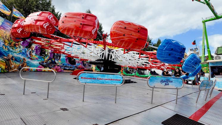 Volksfest Send (Sommersend) auf dem Schlossplatz in Münster. Beim Send in Münster handelt es sich um die größte Kirmes im Münsterland. Fahrgeschäft Caribbean Star.. Münster, Nordrhein-Westfalen, DEU, Deutschland, 19.07.2026 *** Send Sommersend Folk Festival on Schlossplatz in Münster The Send in Münster is the largest fair in the Münsterland region. The Caribbean Star ride, Münster, North Rhine-Westphalia, DEU, Germany, July 19, 2026