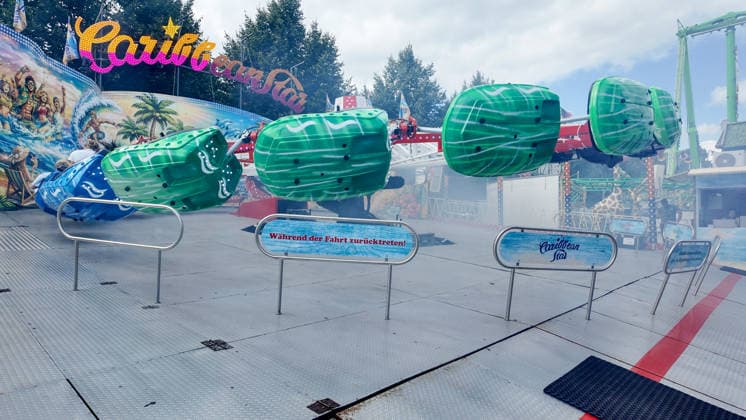Volksfest Send (Sommersend) auf dem Schlossplatz in Münster. Beim Send in Münster handelt es sich um die größte Kirmes im Münsterland. Fahrgeschäft Caribbean Star.. Münster, Nordrhein-Westfalen, DEU, Deutschland, 19.07.2026 *** Send Sommersend Folk Festival on Schlossplatz in Münster The Send in Münster is the largest fair in the Münsterland region. Caribbean Star ride, Münster, North Rhine-Westphalia, DEU, Germany, July 19, 2026