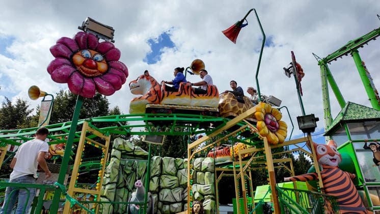Volksfest Send (Sommersend) auf dem Schlossplatz in Münster. Beim Send in Münster handelt es sich um die größte Kirmes im Münsterland. Fahrgeschäft. Münster, Nordrhein-Westfalen, DEU, Deutschland, 19.07.2026 *** Send Sommersend Folk Festival on Schlossplatz in Münster The Send in Münster is the largest fair in the Münsterland region Amusement ride Münster, North Rhine-Westphalia, DEU, Germany, July 19, 2026