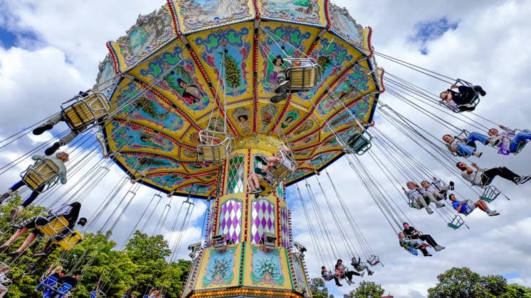 Volksfest Send (Sommersend) auf dem Schlossplatz in Münster. Beim Send in Münster handelt es sich um die größte Kirmes im Münsterland. Fahrgeschäft Wellenreiter, Kettenkarussell. Münster, Nordrhein-Westfalen, DEU, Deutschland, 19.07.2026 *** Send Sommersend Folk Festival on Schlossplatz in Münster The Send in Münster is the largest fair in the Münsterland region. Rides: Wellenreiter, chain carousel. Münster, North Rhine-Westphalia, DEU, Germany, July 19, 2026