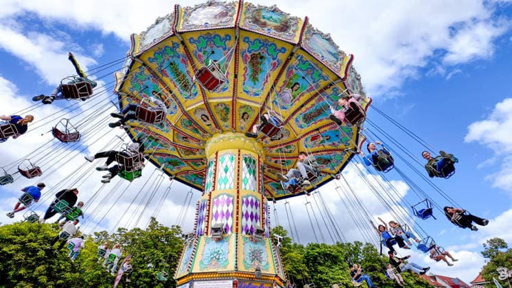 Volksfest Send (Sommersend) auf dem Schlossplatz in Münster. Beim Send in Münster handelt es sich um die größte Kirmes im Münsterland. Fahrgeschäft Wellenreiter, Kettenkarussell. Münster, Nordrhein-Westfalen, DEU, Deutschland, 19.07.2026 *** Send Sommersend Folk Festival on Schlossplatz in Münster The Send in Münster is the largest fair in the Münsterland region. Rides: Wellenreiter, chain carousel. Münster, North Rhine-Westphalia, DEU, Germany, July 19, 2026