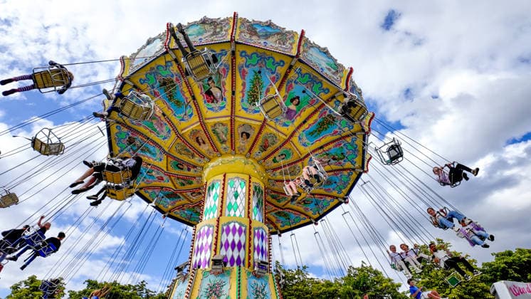 Volksfest Send (Sommersend) auf dem Schlossplatz in Münster. Beim Send in Münster handelt es sich um die größte Kirmes im Münsterland. Fahrgeschäft Wellenreiter, Kettenkarussell. Münster, Nordrhein-Westfalen, DEU, Deutschland, 19.07.2026 *** Send Sommersend Folk Festival on Schlossplatz in Münster The Send in Münster is the largest fair in the Münsterland region. Rides: Wellenreiter, chain carousel. Münster, North Rhine-Westphalia, DEU, Germany, July 19, 2026
