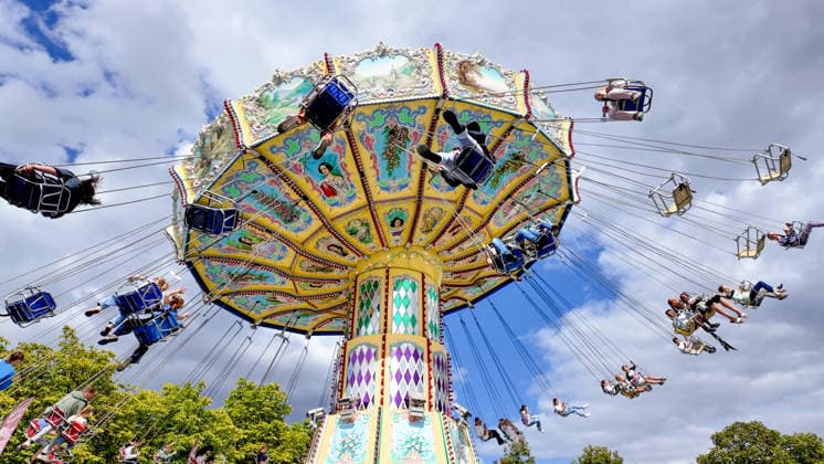 Volksfest Send (Sommersend) auf dem Schlossplatz in Münster. Beim Send in Münster handelt es sich um die größte Kirmes im Münsterland. Fahrgeschäft Wellenreiter, Kettenkarussell. Münster, Nordrhein-Westfalen, DEU, Deutschland, 19.07.2026 *** Send Sommersend Folk Festival on Schlossplatz in Münster The Send in Münster is the largest fair in the Münsterland region. Rides: Wellenreiter, chain carousel. Münster, North Rhine-Westphalia, DEU, Germany, July 19, 2026
