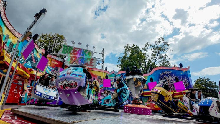 Volksfest Send (Sommersend) auf dem Schlossplatz in Münster. Beim Send in Münster handelt es sich um die größte Kirmes im Münsterland. Fahrgeschäft Break Dance. Münster, Nordrhein-Westfalen, DEU, Deutschland, 19.07.2026 *** Send Sommersend Folk Festival on Schlossplatz in Münster The Send in Münster is the largest fair in the Münsterland region. Ride: Break Dance Münster, North Rhine-Westphalia, DEU, Germany, July 19, 2026