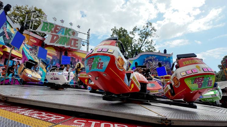 Volksfest Send (Sommersend) auf dem Schlossplatz in Münster. Beim Send in Münster handelt es sich um die größte Kirmes im Münsterland. Fahrgeschäft Break Dance. Münster, Nordrhein-Westfalen, DEU, Deutschland, 19.07.2026 *** Send Sommersend Folk Festival on Schlossplatz in Münster The Send in Münster is the largest fair in the Münsterland region. Ride: Break Dance Münster, North Rhine-Westphalia, DEU, Germany, July 19, 2026