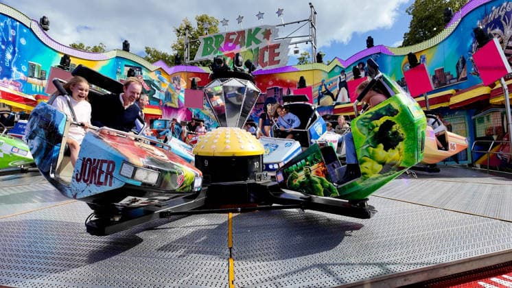 Volksfest Send (Sommersend) auf dem Schlossplatz in Münster. Beim Send in Münster handelt es sich um die größte Kirmes im Münsterland. Fahrgeschäft Break Dance. Münster, Nordrhein-Westfalen, DEU, Deutschland, 19.07.2026 *** Send Sommersend Folk Festival on Schlossplatz in Münster The Send in Münster is the largest fair in the Münsterland region. Ride: Break Dance Münster, North Rhine-Westphalia, DEU, Germany, July 19, 2026