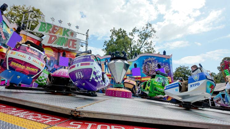 Volksfest Send (Sommersend) auf dem Schlossplatz in Münster. Beim Send in Münster handelt es sich um die größte Kirmes im Münsterland. Fahrgeschäft Break Dance. Münster, Nordrhein-Westfalen, DEU, Deutschland, 19.07.2026 *** Send Sommersend Folk Festival on Schlossplatz in Münster The Send in Münster is the largest fair in the Münsterland region. Ride: Break Dance Münster, North Rhine-Westphalia, DEU, Germany, July 19, 2026