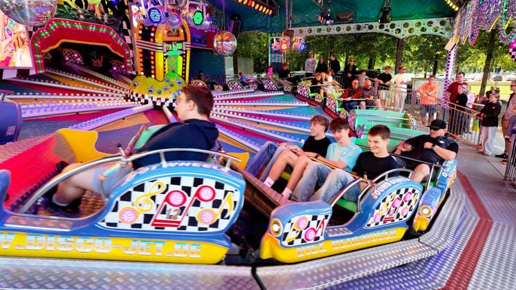 Volksfest Send (Sommersend) auf dem Schlossplatz in Münster. Beim Send in Münster handelt es sich um die größte Kirmes im Münsterland. Fahrgeschäft Disco-Jet. Münster, Nordrhein-Westfalen, DEU, Deutschland, 19.07.2026 *** Send Sommersend Folk Festival on Schlossplatz in Münster The Send in Münster is the largest fair in the Münsterland region. Disco Jet ride, Münster, North Rhine-Westphalia, DEU, Germany, July 19, 2026