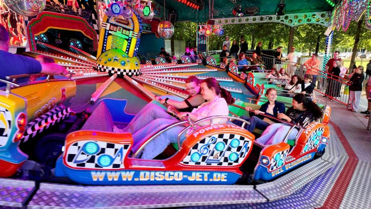 Volksfest Send (Sommersend) auf dem Schlossplatz in Münster. Beim Send in Münster handelt es sich um die größte Kirmes im Münsterland. Fahrgeschäft Disco-Jet. Münster, Nordrhein-Westfalen, DEU, Deutschland, 19.07.2026 *** Send Sommersend Folk Festival on Schlossplatz in Münster The Send in Münster is the largest fair in the Münsterland region. Disco Jet ride, Münster, North Rhine-Westphalia, DEU, Germany, July 19, 2026