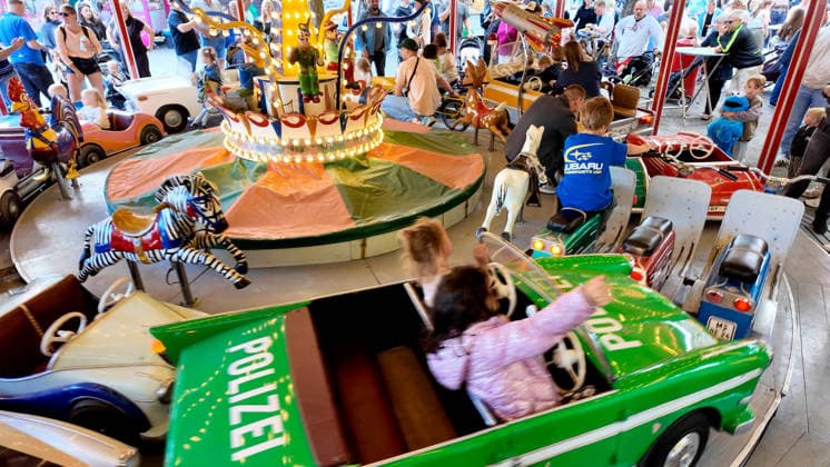 Volksfest Send (Sommersend) auf dem Schlossplatz in Münster. Beim Send in Münster handelt es sich um die größte Kirmes im Münsterland. Kinderkarussell. Münster, Nordrhein-Westfalen, DEU, Deutschland, 19.07.2026 *** Send Sommersend Folk Festival on Schlossplatz in Münster The Send in Münster is the largest fair in the Münsterland region Children s carousel Münster, North Rhine-Westphalia, DEU, Germany, July 19, 2026