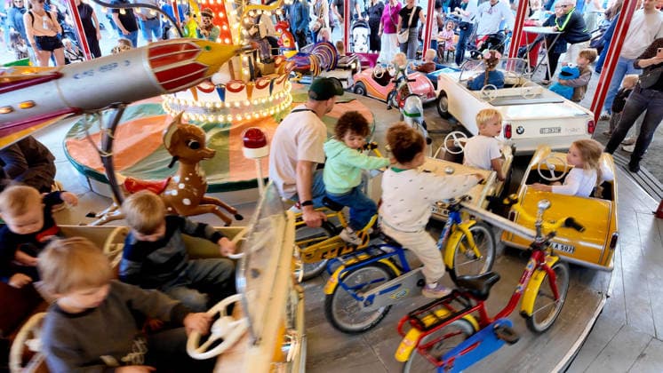 Volksfest Send (Sommersend) auf dem Schlossplatz in Münster. Beim Send in Münster handelt es sich um die größte Kirmes im Münsterland. Kinderkarussell. Münster, Nordrhein-Westfalen, DEU, Deutschland, 19.07.2026 *** Send Sommersend Folk Festival on Schlossplatz in Münster The Send in Münster is the largest fair in the Münsterland region Children s carousel Münster, North Rhine-Westphalia, DEU, Germany, July 19, 2026