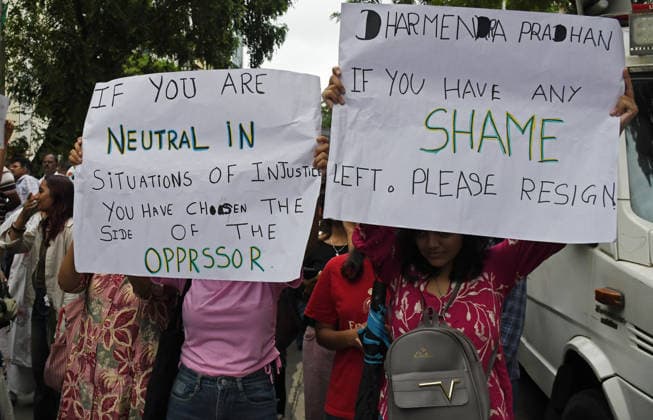 _Cockroach Janata Party (CJP) supporters protest in Mumbai, India - 19 Jul 2026 Protestors hold placards during a demonstration in support of Sonam Wangchuk demanding resignation of Indian Education Minister Dharmendra Pradhan. Climate activist and education reformer Sonam Wangchuk went on a indefinite hunger strike at Delhi s Jantar Mantar to protest against the Indian government and demand the resignation of Indian Education Minister Dharmendra Pradhan following massive exam irregularities and paper leaks in medical entrance exams. Mumbai India Copyright: xAshishxVaishnavx xSOPAxImagesx AVaishnav_Cockroach Janata Party (CJP) supporters protest in Mumbai (2)