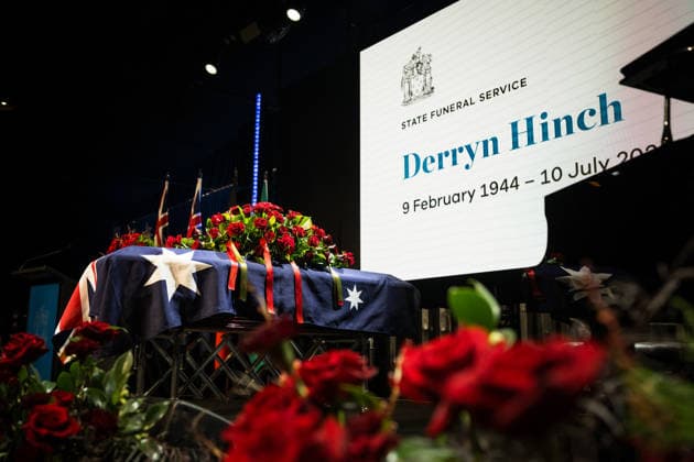 DERRYN HINCH STATE FUNERAL, The stage and coffin of Derryn Hinch during a State Funeral Service for Derryn Hinch at the Timber Yard, Melbourne, Monday, July 20, 2026. . Outspoken media figure and former senator Derryn Hinch has died at the age of 82 after a long and public health battle. ( NO ARCHIVING MELBOURNE VICTORIA AUSTRALIA  Copyright: xCHRISTOPHERxHOPKINSx 20260720127987494020