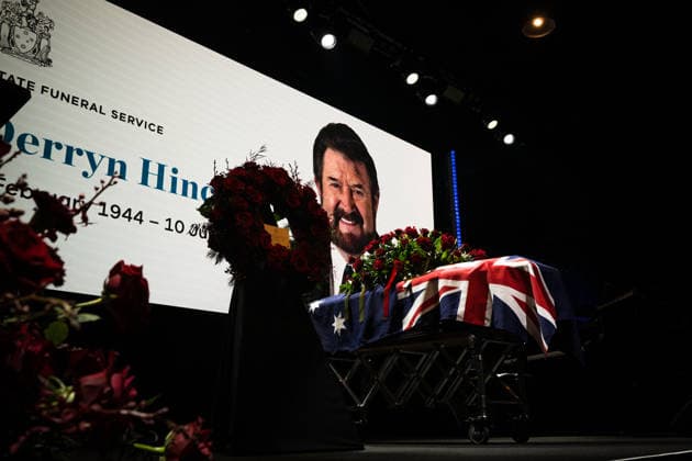 DERRYN HINCH STATE FUNERAL, The stage and coffin of Derryn Hinch during a State Funeral Service for Derryn Hinch at the Timber Yard, Melbourne, Monday, July 20, 2026. . Outspoken media figure and former senator Derryn Hinch has died at the age of 82 after a long and public health battle. ( NO ARCHIVING MELBOURNE VICTORIA AUSTRALIA  Copyright: xCHRISTOPHERxHOPKINSx 20260720161763038303