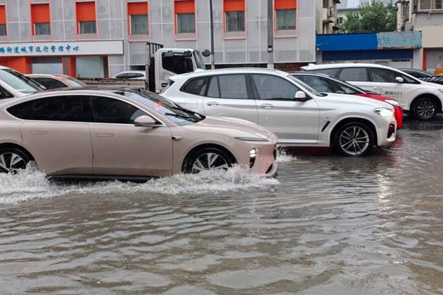 SHANGHAI, CHINA - JULY 19: Cars drive through flooded street due to heavy rainstorms on July 19, 2026 in Shanghai, China. Shanghai Meteorological Observatory upgraded the rainstorm alert from yellow to orange for the central urban area at 14:35 on July 19.  Copyright: xVCGx 111655213994