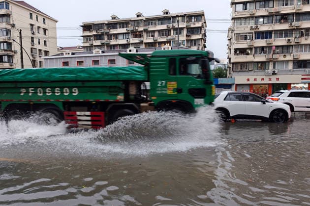 SHANGHAI, CHINA - JULY 19: Cars drive through flooded street due to heavy rainstorms on July 19, 2026 in Shanghai, China. Shanghai Meteorological Observatory upgraded the rainstorm alert from yellow to orange for the central urban area at 14:35 on July 19.  Copyright: xVCGx 111655213995