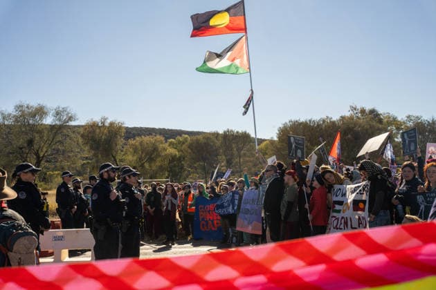 CLOSE PINE GAP PROTEST ALICE SPRINGS, Hundreds of protesters convoy during the three-day Close Pine Gap symposium in Alice Springs, Northern Territory, Monday, July 20, 2026. Those gathered are calling for the closure of the US military intelligence base Pine Gap, for an end to the US alliance, and for the sacred land the base occupies to be returned to Arrernte custodians, who never consented to the base. ( NO ARCHIVING ALICE SPRINGS NORTHERN TERRITORY AUSTRALIA  Copyright: xRHETTxHAMMERTONx 20260720183847027555