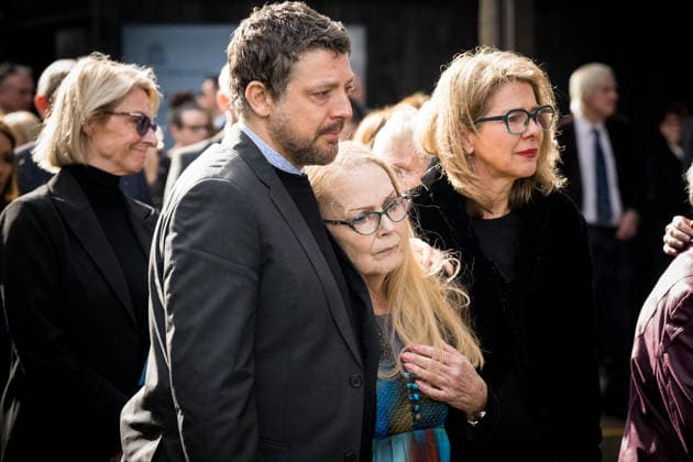 DERRYN HINCH STATE FUNERAL, Lynda Stoner is consoled as her partner Derryn Hinch is taken away during a State Funeral Service for Derryn Hinch at the Timber Yard, Melbourne, Monday, July 20, 2026. . Outspoken media figure and former senator Derryn Hinch has died at the age of 82 after a long and public health battle. ( NO ARCHIVING MELBOURNE VICTORIA AUSTRALIA  Copyright: xCHRISTOPHERxHOPKINSx 20260720115821388950