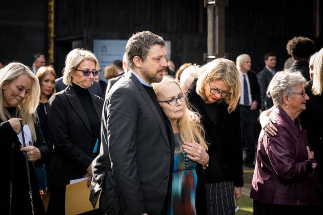 DERRYN HINCH STATE FUNERAL, Lynda Stoner is consoled as her partner Derryn Hinch is taken away during a State Funeral Service for Derryn Hinch at the Timber Yard, Melbourne, Monday, July 20, 2026. . Outspoken media figure and former senator Derryn Hinch has died at the age of 82 after a long and public health battle. ( NO ARCHIVING MELBOURNE VICTORIA AUSTRALIA  Copyright: xCHRISTOPHERxHOPKINSx 20260720147423999429
