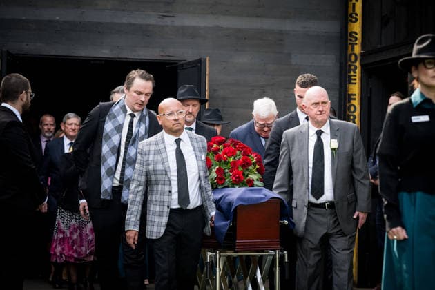 DERRYN HINCH STATE FUNERAL, Pall bearers bring Derryn Hinch™s casket to the hearse during a State Funeral Service for Derryn Hinch at the Timber Yard, Melbourne, Monday, July 20, 2026. . Outspoken media figure and former senator Derryn Hinch has died at the age of 82 after a long and public health battle. ( NO ARCHIVING MELBOURNE VICTORIA AUSTRALIA  Copyright: xCHRISTOPHERxHOPKINSx 20260720152520299551