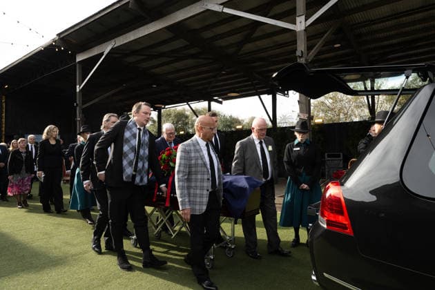 DERRYN HINCH STATE FUNERAL, Pall bearers bring Derryn Hinch™s casket to the hearse during a State Funeral Service for Derryn Hinch at the Timber Yard, Melbourne, Monday, July 20, 2026. . Outspoken media figure and former senator Derryn Hinch has died at the age of 82 after a long and public health battle. ( NO ARCHIVING MELBOURNE VICTORIA AUSTRALIA  Copyright: xCHRISTOPHERxHOPKINSx 20260720181444613222