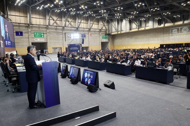UNESCO s World Heritage Committee s session UNESCO s World Heritage Committee s session Huh Min (L), administrator of the Korea Heritage Service, speaks during a plenary meeting of the 48th session of the U.N. Educational, Scientific and Cultural Organization s World Heritage Committee at the BEXCO exhibition center in the southeastern port city of Busan on July 20, 2026. (Yonhap) 2026-07-20 13:50:13 < 1980-2026 YONHAPNEWS AGENCY. .> ºÎ»ê±¤¿ª½Ã EDITORIAL USE ONLY  Copyright: xx PYH2026072010970031500 YonhapxNewsx yonphotos254628