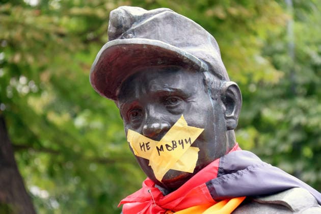The monument to Ukrainian theatre director, film and theatre actor Hnat Yura has its mouth sealed with a crisscross of two masking tape strips with the phrase Don’t Stay Silent during a protest action against the dismissal of Ukrainian Defence Minister Mykhailo Fedorov in the square outside the Ivan Franko National Academic Drama Theatre and near the Office of the President, Kyiv, Ukraine, July 19, 2026. (Photo by Pavlo Bahmut Ukrinform) Day Four of protest action against dismissal of Mykhailo Fedorov in Kyiv  Copyright: xPavloxBahmutx