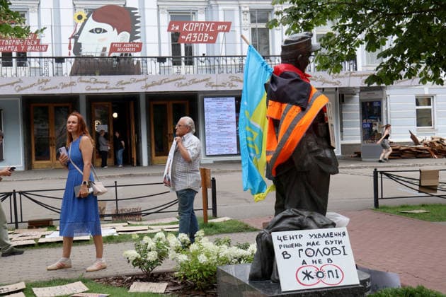 People walk past the monument to Ukrainian theatre director, film and theatre actor Hnat Yura during a protest action against the dismissal of Ukrainian Defence Minister Mykhailo Fedorov in the square outside the Ivan Franko National Academic Drama Theatre and near the Office of the President, Kyiv, Ukraine, July 19, 2026. (Photo by Pavlo Bahmut Ukrinform) Day Four of protest action against dismissal of Mykhailo Fedorov in Kyiv  Copyright: xPavloxBahmutx