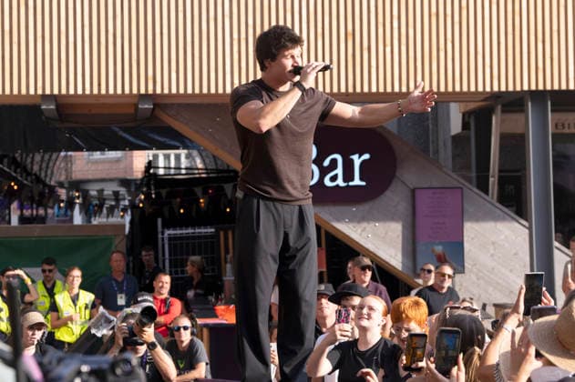 Wincent Weiss live auf dem Musikfestival Moon&Stars 2026 auf der Piazza Grande. Locarno, 19.07.2026 *** Wincent Weiss live at the Moon Stars 2026 Music Festival on Piazza Grande in Locarno, July 19, 2026 Foto:xA.xRaemyx xFuturexImagex weiss_6708