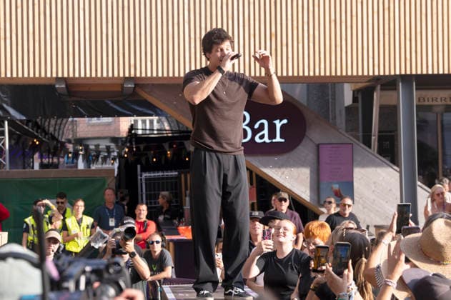 Wincent Weiss live auf dem Musikfestival Moon&Stars 2026 auf der Piazza Grande. Locarno, 19.07.2026 *** Wincent Weiss live at the Moon Stars 2026 Music Festival on Piazza Grande in Locarno, July 19, 2026 Foto:xA.xRaemyx xFuturexImagex weiss_6709