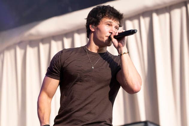 Wincent Weiss live auf dem Musikfestival Moon&Stars 2026 auf der Piazza Grande. Locarno, 19.07.2026 *** Wincent Weiss live at the Moon Stars 2026 Music Festival on Piazza Grande in Locarno, July 19, 2026 Foto:xA.xRaemyx xFuturexImagex weiss_6711