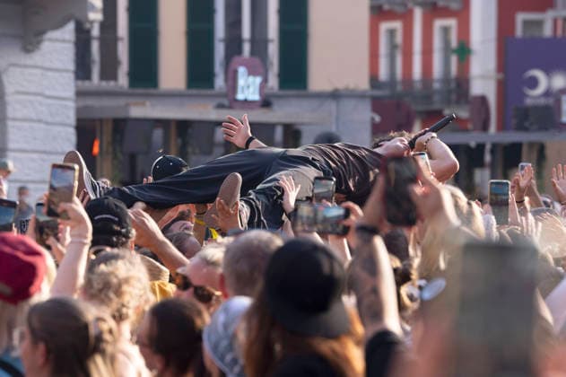 Wincent Weiss live auf dem Musikfestival Moon&Stars 2026 auf der Piazza Grande. Locarno, 19.07.2026 *** Wincent Weiss live at the Moon Stars 2026 Music Festival on Piazza Grande in Locarno, July 19, 2026 Foto:xA.xRaemyx xFuturexImagex weiss_6715
