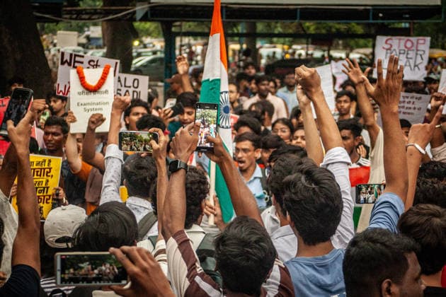 Protest held in solidarity with hospitalized activist Sonam Wangchuk in Jamshedpur - 19 Jul 2026 Protesters hold placards expressing their opinions during a demonstration. The protest was organized in solidarity with the Indian activist Sonam Wangchuk, who was on a hunger strike at Jantar Mantar, Delhi, and recently got taken to the hospital by the Delhi Police because of his deteriorating health, which led to a nationwide protest. Sonam is demanding the resignation of Indian Minister of Education Dharmendra Pradhan because of recent NEET paper leaks which effected lakhs of students nationwide in India. Jamshedpur India Copyright: xYousufxSarfarazx xSOPAxImagesx EDUCATION_PROTEST_YSARFARAZ-17