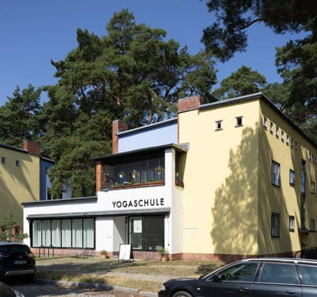 Die Waldsiedlung in Berlin-Zehlendorf (Foto vom 13.07.2026). Diese Waldsiedlung koennte bald in die Liste des Unesco-Welterbes aufgenommen werden. Das Unesco-Welterbekomitee beraet ab dem 19. Juli im suedkoreanischen Busan waehrend seiner 48. Sitzung, welche der rund 30 nominierten Staetten neu in die Welterbeliste aufgenommen werden. Die Waldsiedlung Zehlendorf wurde von Deutschland als bedeutendes Beispiel des Neuen Bauens fuer die Welterbeliste vorgeschlagen. Sie umfasst rund 1.900 Wohneinheiten und ist damit einer der groessten ihrer Art in Deutschland. Die Wohnanlage wurde 1926 bis 1931 gebaut und gilt als eines der Hauptwerke des Stadtplaners und Architekten Bruno Taut, aber auch andere Architekten waren beteiligt. (Siehe epd-Berich Copyright: epd-bild HansxScherhaufer HSM22672
