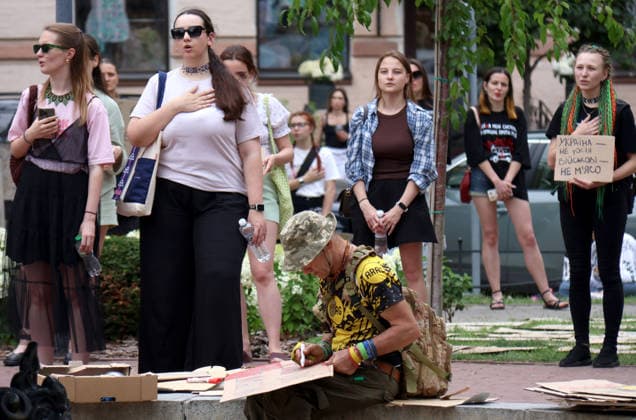 Day Four of protest action against dismissal of Mykhailo Fedorov in Kyiv A man writes on a piece of cardboard with a marker as demonstrators perform the national anthem with placards during a protest action against the dismissal of Ukrainian Defence Minister Mykhailo Fedorov in Ivana Franka Square outside the Ivan Franko National Academic Drama Theatre and near the Office of the President, Kyiv, Ukraine, July 19, 2026., Credit:Pavlo Bahmut Ukrinform Avalon Ukraine, Kyiv  Copyright: xPavloxBahmutx xUkrinformx xAvalonx 1117513010