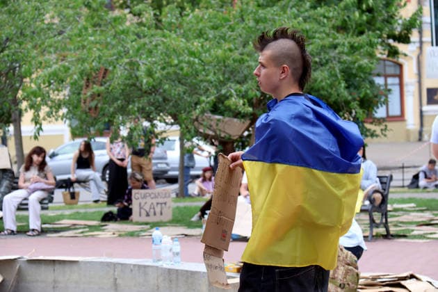 Day Four of protest action against dismissal of Mykhailo Fedorov in Kyiv A man with a mohawk wrapped in a national flag holds a placard during a protest action against the dismissal of Ukrainian Defence Minister Mykhailo Fedorov in Ivana Franka Square outside the Ivan Franko National Academic Drama Theatre and near the Office of the President, Kyiv, Ukraine, July 19, 2026., Credit:Pavlo Bahmut Ukrinform Avalon Ukraine, Kyiv  Copyright: xPavloxBahmutx xUkrinformx xAvalonx 1117513060