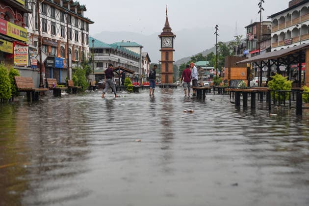 July 20, 2026, Srinagar, Jammu And Kashmir, India: A fisherman rows his boat during heavy rainfall in Srinagar.Torrential rain unleashed flash floods and landslides in Pir Panjal region of J&Ks Poonch and Rajouri districts Sunday, killing at least 14 people, leaving several missing and burying homes under walls of water, rock and mud that barrelled down mountain slopes. Officials said the toll could rise as rescuers searched for those trapped beneath debris. Srinagar India  - ZUMAz120 20260720_zip_z120_011 Copyright: xBasitxZargarx
