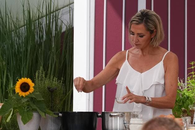 Ausverkauft war die IWS Arena bei der 8. Staffel der beliebten Livesendung. Tanja Lasch in der Showkueche - Immer wieder sonntags Ausverkauft war die IWS Arena bei der 8. Staffel der beliebten Livesendung. Deutschland, Rust, Europapark, 19.07.2026 *** The IWS Arena was sold out for the 8th season of the popular live show *Tanja Lasch in the Show Kitchen: Every Sunday*. The IWS Arena was sold out for the 8th season of the popular live show Germany, Rust, Europapark, July 19, 2026 SP_GHR