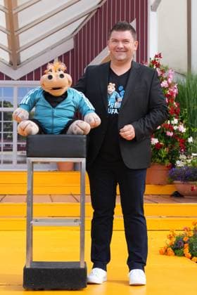 Ausverkauft war die IWS Arena bei der 8. Staffel der beliebten Livesendung. Bauchredner Sebastian Reich mit seiner Amanda - Immer wieder sonntags Ausverkauft war die IWS Arena bei der 8. Staffel der beliebten Livesendung. Deutschland, Rust, Europapark, 19.07.2026 *** The IWS Arena was sold out for the 8th season of the popular live show featuring ventriloquist Sebastian Reich and his Amanda, *Immer wieder sonntags* (Always on Sundays). The IWS Arena was sold out for the 8th season of the popular live show Germany, Rust, Europapark, July 19, 2026 SP_GHR