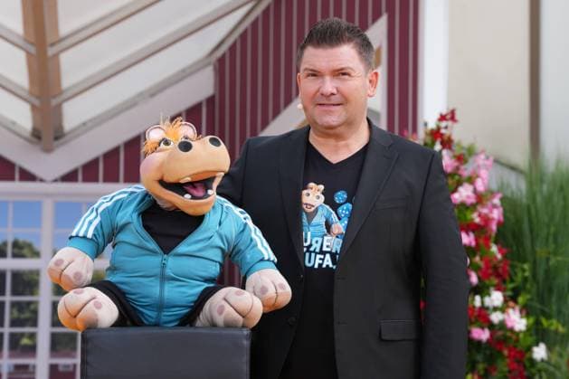 Ausverkauft war die IWS Arena bei der 8. Staffel der beliebten Livesendung. Bauchredner Sebastian Reich mit seiner Amanda - Immer wieder sonntags Ausverkauft war die IWS Arena bei der 8. Staffel der beliebten Livesendung. Deutschland, Rust, Europapark, 19.07.2026 *** The IWS Arena was sold out for the 8th season of the popular live show featuring ventriloquist Sebastian Reich and his Amanda, *Immer wieder sonntags* (Always on Sundays). The IWS Arena was sold out for the 8th season of the popular live show Germany, Rust, Europapark, July 19, 2026 SP_GHR