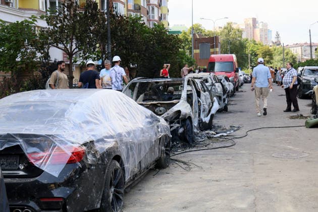 People walk past burnt-out cars in the Shevchenkivskyi district after a large-scale overnight Russian missile attack, Kyiv, Ukraine, July 19, 2026. The Russian army launched a massive attack on the capital with ballistic missiles. According to the State Emergency Service of Ukraine, an 89-year-old woman was killed and 15 people were injured. Falling debris and fires were reported in five districts of the city, while a direct hit was recorded at the underpass near Lukianivska metro station. (Photo by Pavlo Bahmut Ukrinform) Russian missile hits underground passage near Lukianivska metro station in Kyiv  Copyright: xPavloxBahmutx