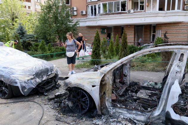 A woman stands by damaged cars in the Shevchenkivskyi district after a large-scale overnight Russian missile attack, Kyiv, Ukraine, July 19, 2026. The Russian army launched a massive attack on the capital with ballistic missiles. According to the State Emergency Service of Ukraine, an 89-year-old woman was killed and 15 people were injured. Falling debris and fires were reported in five districts of the city, while a direct hit was recorded at the underpass near Lukianivska metro station. (Photo by Pavlo Bahmut Ukrinform) Russian missile hits underground passage near Lukianivska metro station in Kyiv  Copyright: xPavloxBahmutx
