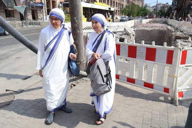 Sisters of the Missionaries of Charity stand at an underpass near the Lukianivska metro station in the Shevchenkivskyi district after a large-scale overnight Russian missile attack, Kyiv, Ukraine, July 19, 2026. The Russian army launched a massive attack on the capital with ballistic missiles. According to the State Emergency Service of Ukraine, an 89-year-old woman was killed and 15 people were injured. Falling debris and fires were reported in five districts of the city, while a direct hit was recorded at the underpass near Lukianivska metro station. (Photo by Pavlo Bahmut Ukrinform) Russian missile hits underground passage near Lukianivska metro station in Kyiv  Copyright: xPavloxBahmutx