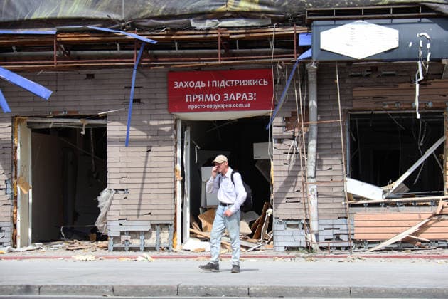 A man stands outside a damaged the hairdresser s in the Shevchenkivskyi district after a large-scale overnight Russian missile attack, Kyiv, Ukraine, July 19, 2026. The Russian army launched a massive attack on the capital with ballistic missiles. According to the State Emergency Service of Ukraine, an 89-year-old woman was killed and 15 people were injured. Falling debris and fires were reported in five districts of the city, while a direct hit was recorded at the underpass near Lukianivska metro station. (Photo by Pavlo Bahmut Ukrinform) Russian missile hits underground passage near Lukianivska metro station in Kyiv  Copyright: xPavloxBahmutx