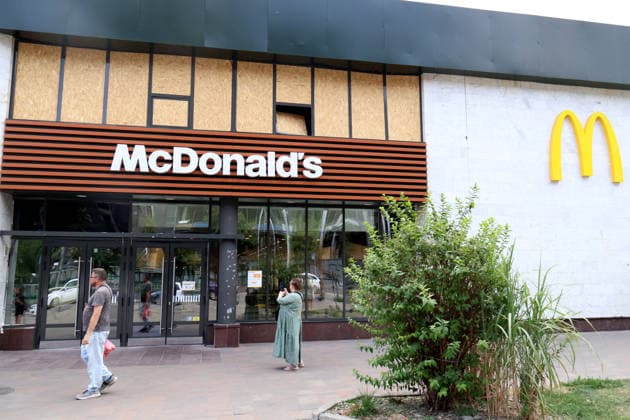 People stay outside the McDonald’s restaurant near the Lukianivska metro station in the Shevchenkivskyi district after a large-scale overnight Russian missile attack, Kyiv, Ukraine, July 19, 2026. The Russian army launched a massive attack on the capital with ballistic missiles. According to the State Emergency Service of Ukraine, an 89-year-old woman was killed and 15 people were injured. Falling debris and fires were reported in five districts of the city, while a direct hit was recorded at the underpass near Lukianivska metro station. (Photo by Pavlo Bahmut Ukrinform) Russian missile hits underground passage near Lukianivska metro station in Kyiv  Copyright: xPavloxBahmutx