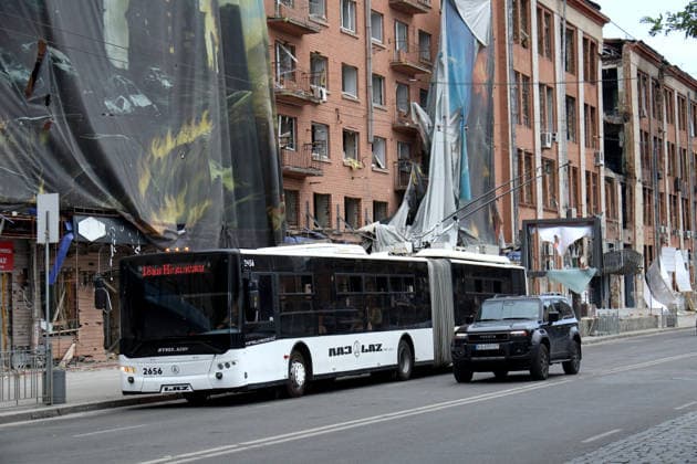 A trolleybus and a car move along Yuriia Illienka Street near the Lukianivska metro station in the Shevchenkivskyi district after a large-scale overnight Russian missile attack, Kyiv, Ukraine, July 19, 2026. The Russian army launched a massive attack on the capital with ballistic missiles. According to the State Emergency Service of Ukraine, an 89-year-old woman was killed and 15 people were injured. Falling debris and fires were reported in five districts of the city, while a direct hit was recorded at the underpass near Lukianivska metro station. (Photo by Pavlo Bahmut Ukrinform) Russian missile hits underground passage near Lukianivska metro station in Kyiv  Copyright: xPavloxBahmutx
