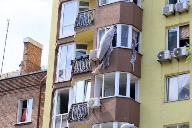 Windows are shattered in an apartment block in the Shevchenkivskyi district after a large-scale overnight Russian missile attack, Kyiv, Ukraine, July 19, 2026. The Russian army launched a massive attack on the capital with ballistic missiles. According to the State Emergency Service of Ukraine, an 89-year-old woman was killed and 15 people were injured. Falling debris and fires were reported in five districts of the city, while a direct hit was recorded at the underpass near Lukianivska metro station. (Photo by Pavlo Bahmut Ukrinform) Russian missile hits underground passage near Lukianivska metro station in Kyiv  Copyright: xPavloxBahmutx
