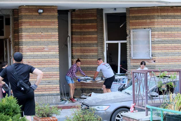 A man and a woman remove debris at an apartment block in the Shevchenkivskyi district after a large-scale overnight Russian missile attack, Kyiv, Ukraine, July 19, 2026. The Russian army launched a massive attack on the capital with ballistic missiles. According to the State Emergency Service of Ukraine, an 89-year-old woman was killed and 15 people were injured. Falling debris and fires were reported in five districts of the city, while a direct hit was recorded at the underpass near Lukianivska metro station. (Photo by Pavlo Bahmut Ukrinform) Russian missile hits underground passage near Lukianivska metro station in Kyiv  Copyright: xPavloxBahmutx